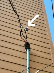 Close up of holding by wires