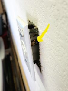 Loose wall outlet ( Fire Hazard)