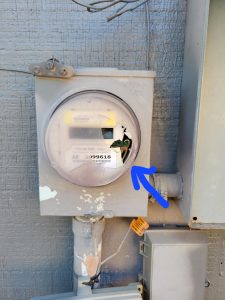 Functioning electric meter with a broken cover